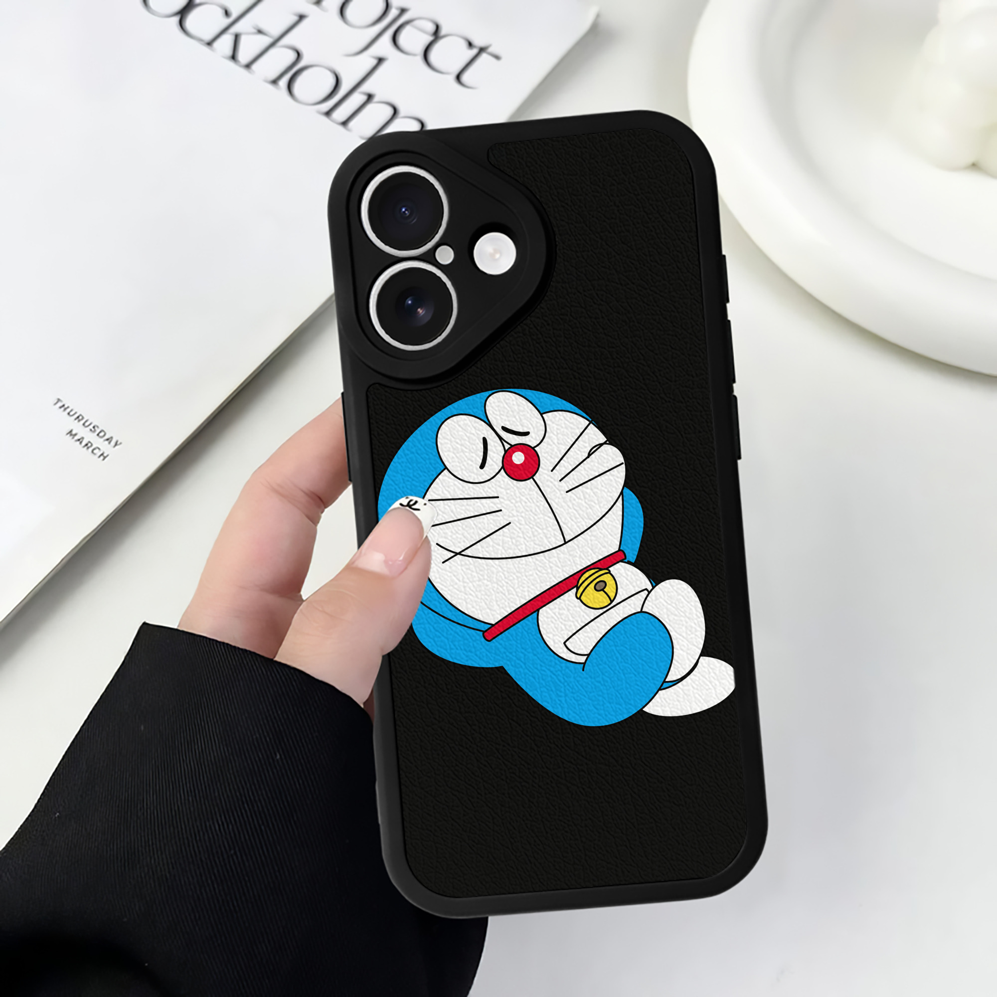 （画像用） ドラえもん Doraemon 【iPhone 16シリーズ対応】シリコンスマホケース（レザー調） 材質：シリコン